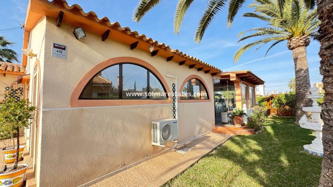 3 Zimmer Villa zu verkaufen in Cabo Roig mit Pool - 850.000 € (Ref: 8828133)