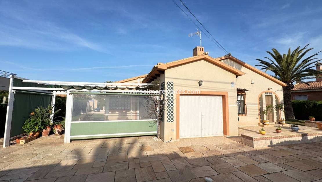 3 Zimmer Villa zu verkaufen in Cabo Roig mit Pool - 850.000 € (Ref: 8828133)