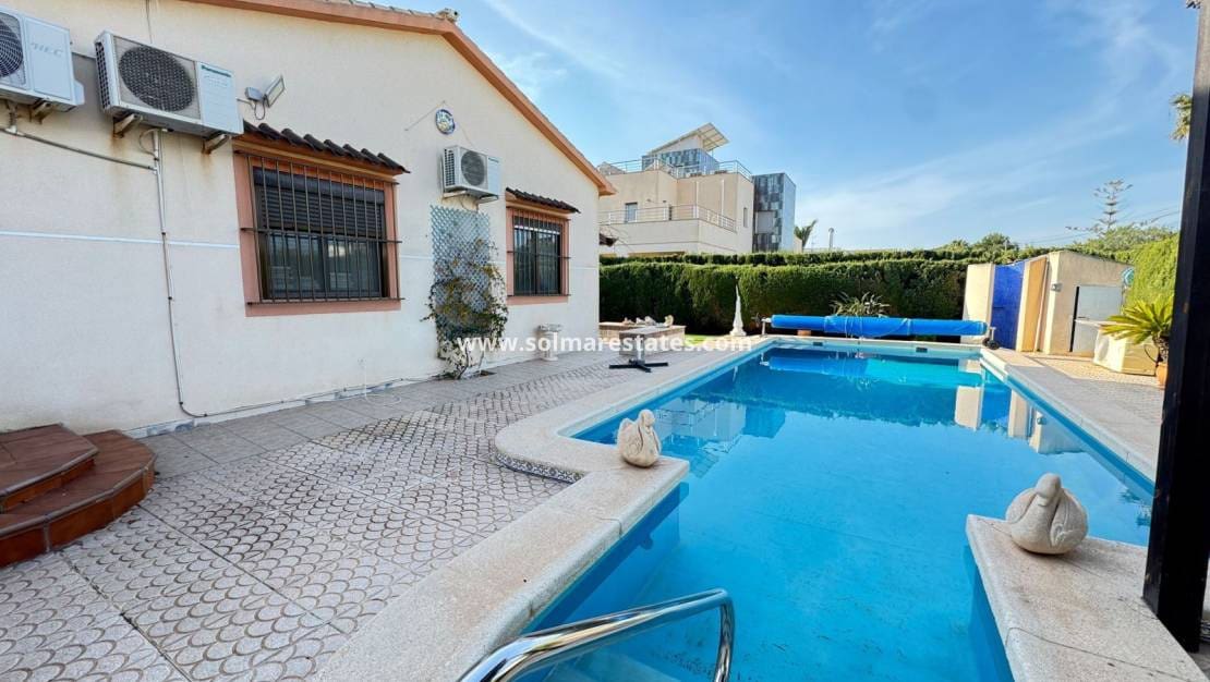 3 Zimmer Villa zu verkaufen in Cabo Roig mit Pool - 850.000 € (Ref: 8828133)