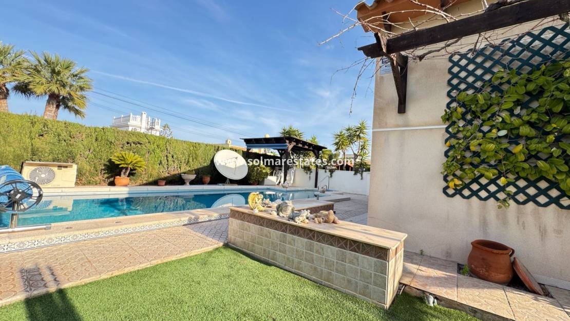 3 Zimmer Villa zu verkaufen in Cabo Roig mit Pool - 850.000 € (Ref: 8828133)