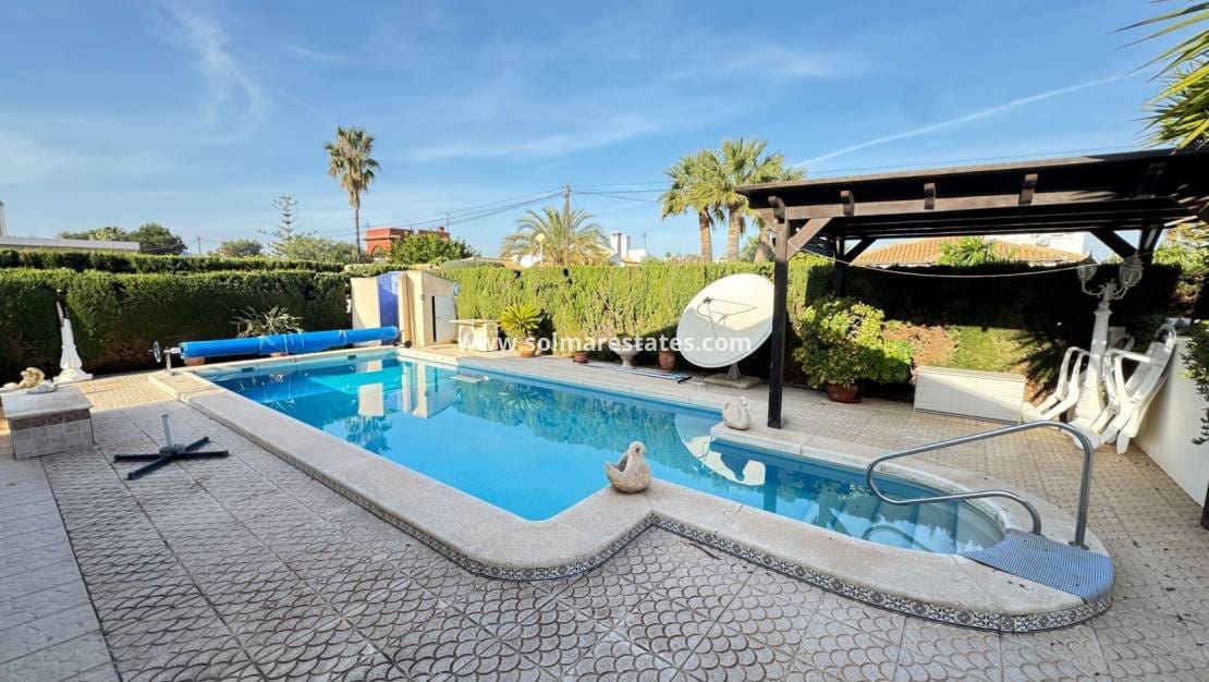 3 Zimmer Villa zu verkaufen in Cabo Roig mit Pool - 850.000 € (Ref: 8828133)
