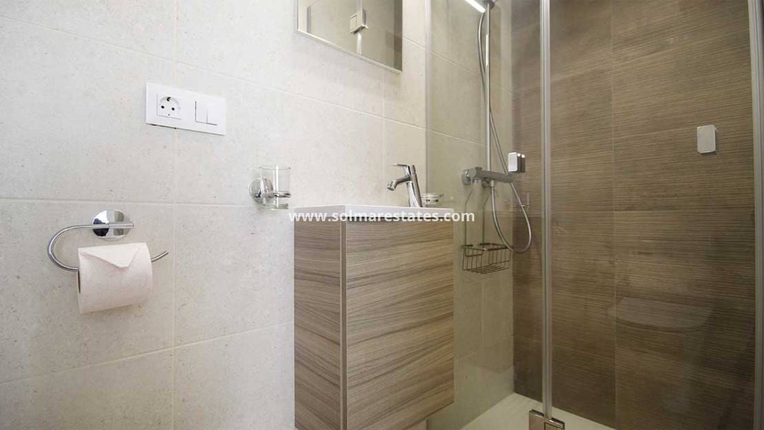 Chalet de 4 habitaciones en Villamartin en venta con piscina - 499.990 € (Ref: 8873316)