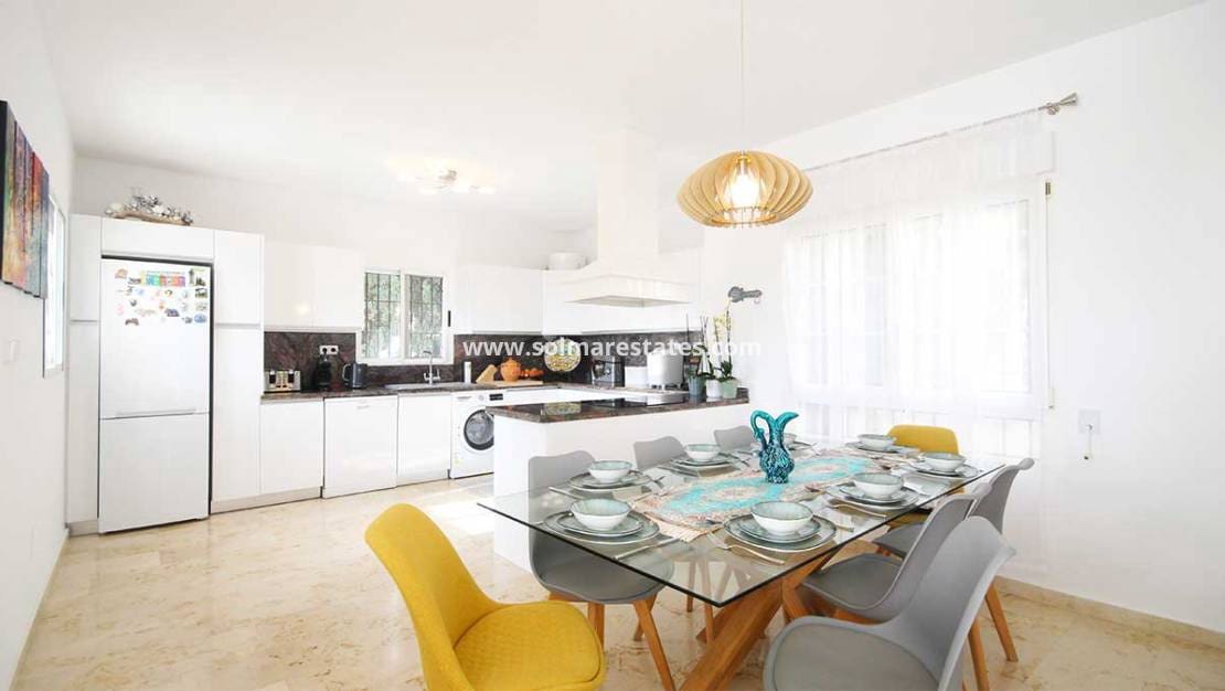 Chalet de 4 habitaciones en Villamartin en venta con piscina - 499.990 € (Ref: 8873316)