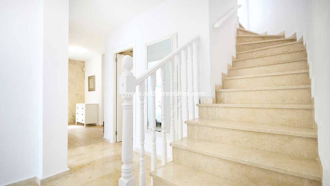 Chalet de 4 habitaciones en Villamartin en venta con piscina - 499.990 € (Ref: 8873316)