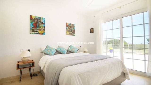 Chalet de 4 habitaciones en Villamartin, Orihuela en venta con piscina - 499.990 € (Ref: 8873316)