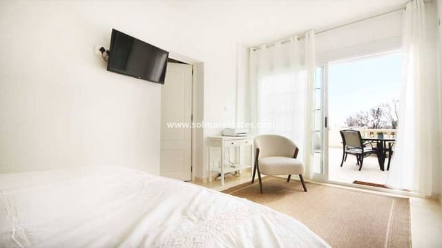 Chalet de 4 habitaciones en Villamartin, Orihuela en venta con piscina - 499.990 € (Ref: 8873316)