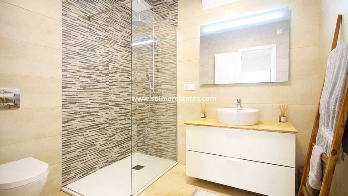 Chalet de 4 habitaciones en Villamartin en venta con piscina - 499.990 € (Ref: 8873316)