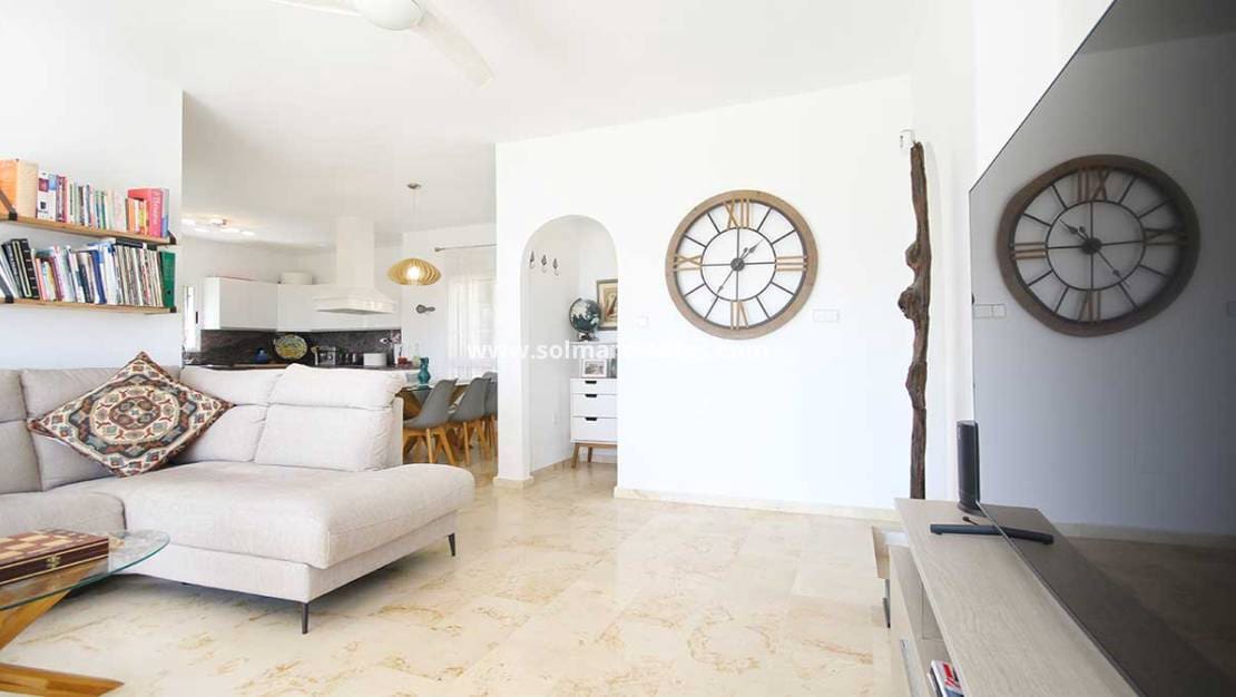 Chalet de 4 habitaciones en Villamartin en venta con piscina - 499.990 € (Ref: 8873316)