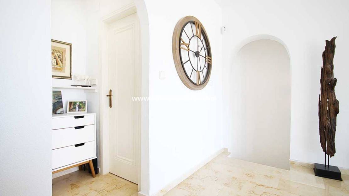 Chalet de 4 habitaciones en Villamartin en venta con piscina - 499.990 € (Ref: 8873316)