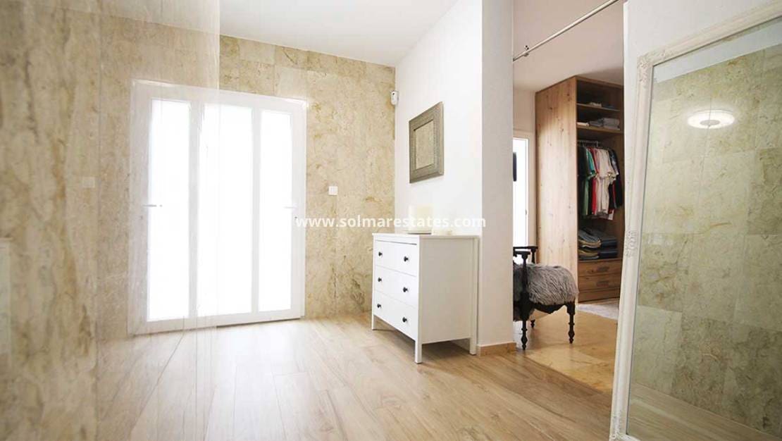 Chalet de 4 habitaciones en Villamartin en venta con piscina - 499.990 € (Ref: 8873316)