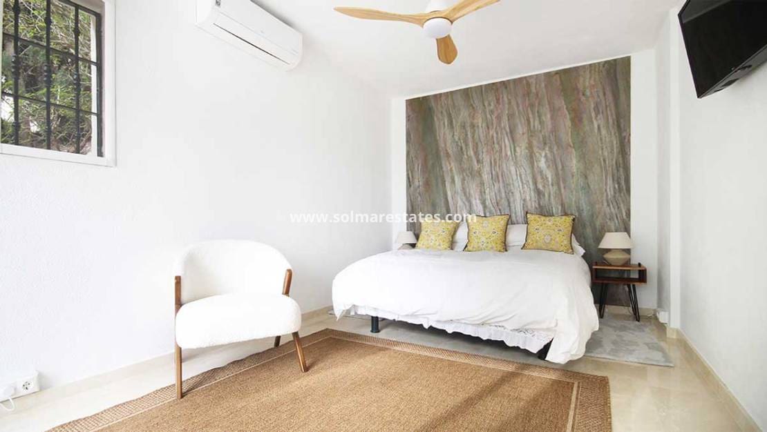 Chalet de 4 habitaciones en Villamartin en venta con piscina - 499.990 € (Ref: 8873316)