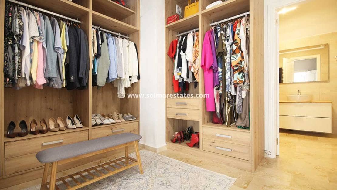 Chalet de 4 habitaciones en Villamartin en venta con piscina - 499.990 € (Ref: 8873316)