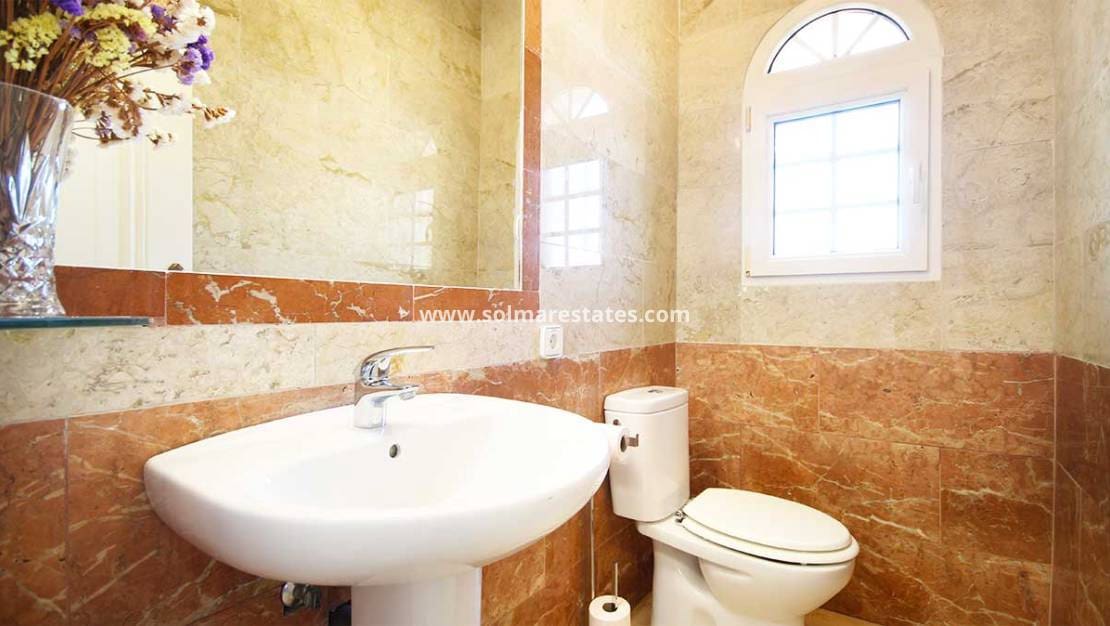 Chalet de 4 habitaciones en Villamartin en venta con piscina - 499.990 € (Ref: 8873316)