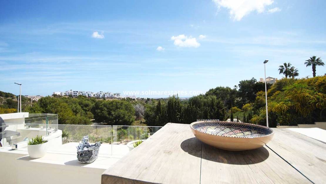 Chalet de 4 habitaciones en Villamartin en venta con piscina - 499.990 € (Ref: 8873316)