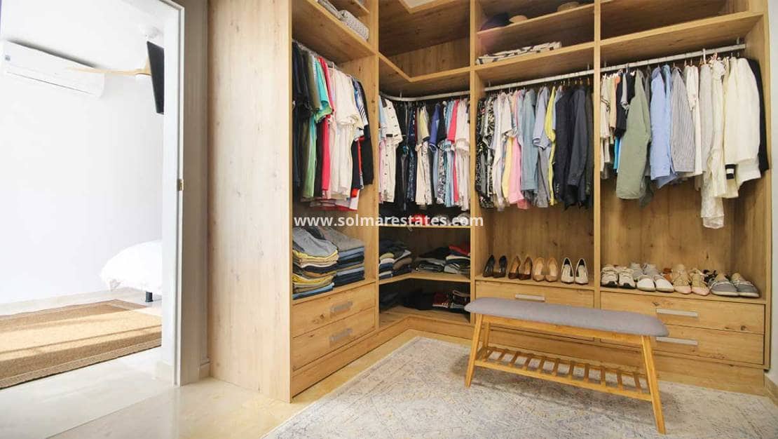 Chalet de 4 habitaciones en Villamartin en venta con piscina - 499.990 € (Ref: 8873316)