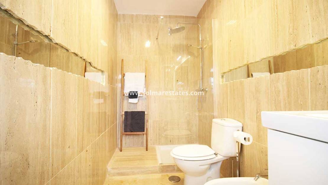 Chalet de 4 habitaciones en Villamartin en venta con piscina - 499.990 € (Ref: 8873316)