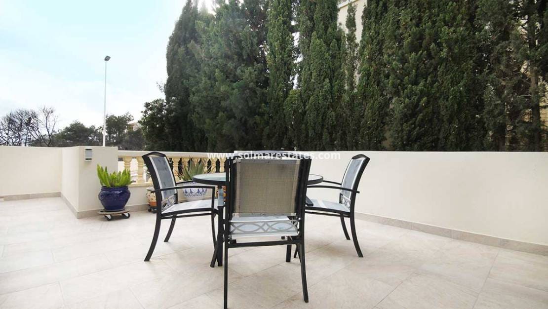 Chalet de 4 habitaciones en Villamartin en venta con piscina - 499.990 € (Ref: 8873316)