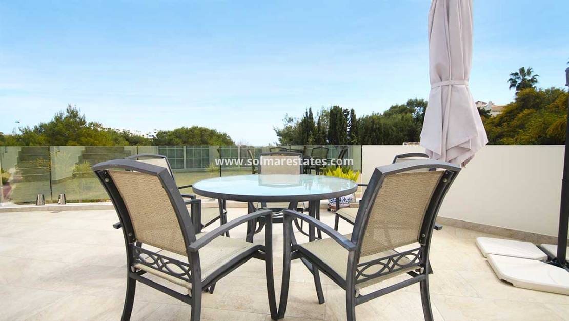 Chalet de 4 habitaciones en Villamartin en venta con piscina - 499.990 € (Ref: 8873316)