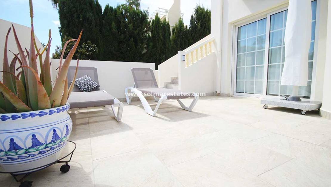 Chalet de 4 habitaciones en Villamartin en venta con piscina - 499.990 € (Ref: 8873316)