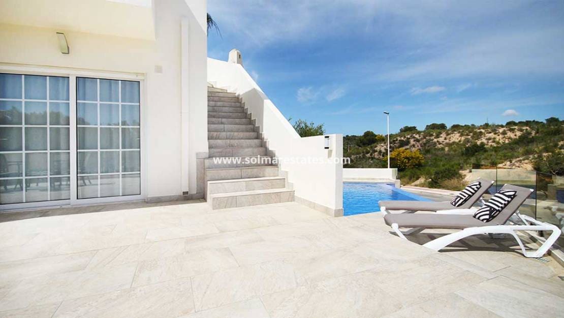 Chalet de 4 habitaciones en Villamartin en venta con piscina - 499.990 € (Ref: 8873316)