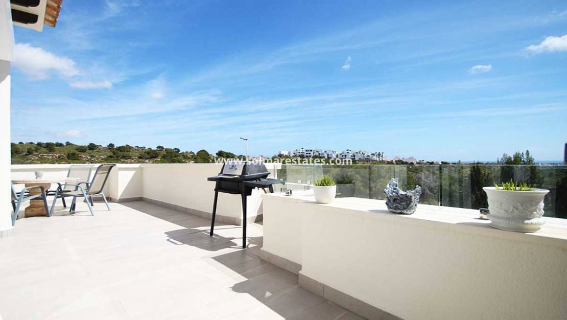 Chalet de 4 habitaciones en Villamartin en venta con piscina - 499.990 € (Ref: 8873316)