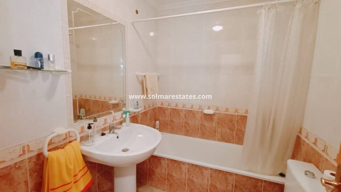 3 soveværelse Semi-Rækkehus til salg i Playa Flamenca med swimmingpool - € 239.995 (Ref: 8873320)