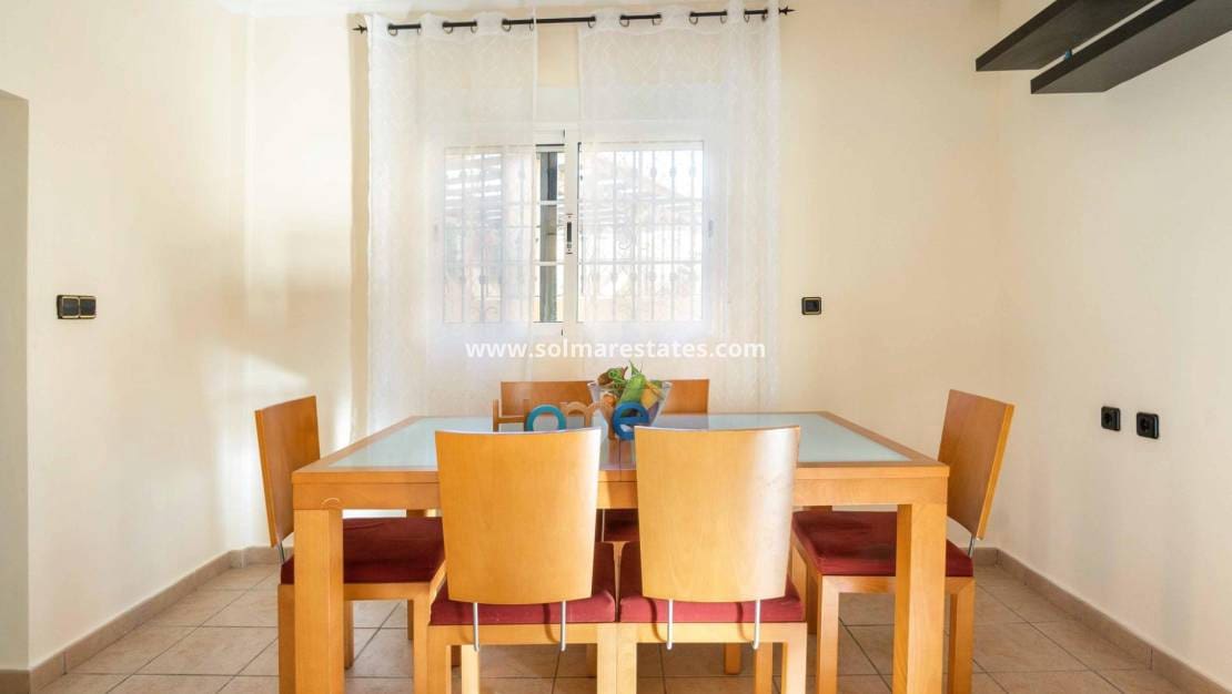 5 camera da letto Villa in vendita in Playa Flamenca con piscina - 350.000 € (Rif: 8900512)