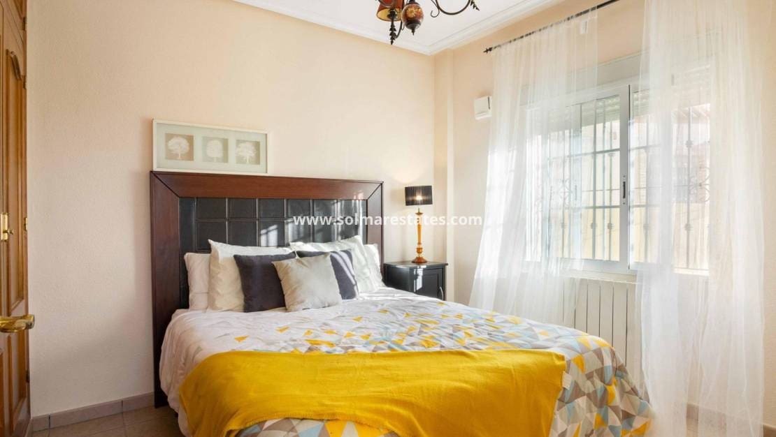 5 camera da letto Villa in vendita in Playa Flamenca con piscina - 350.000 € (Rif: 8900512)