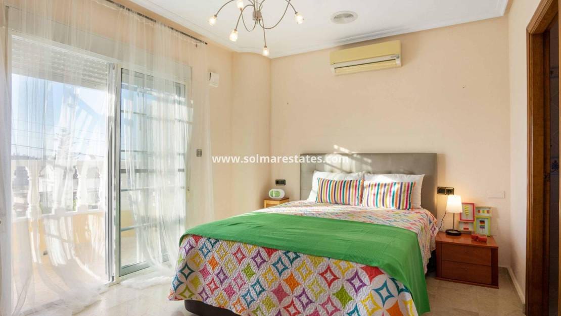 5 camera da letto Villa in vendita in Playa Flamenca con piscina - 350.000 € (Rif: 8900512)