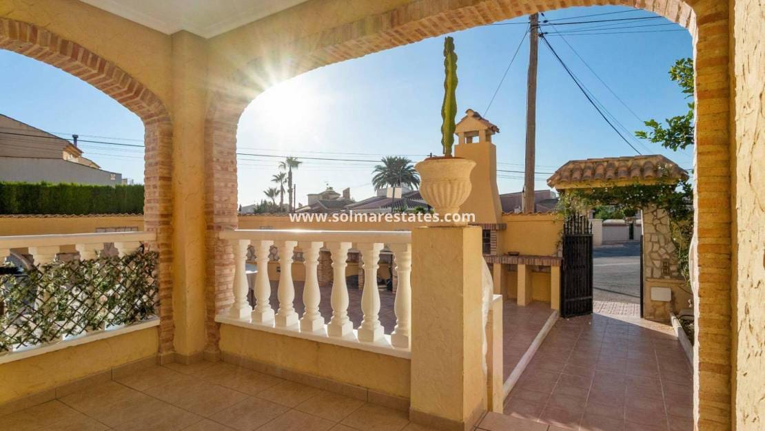 5 sypialnia Willa na sprzedaż w Playa Flamenca z basenem - 350 000 € (Ref: 8900512)