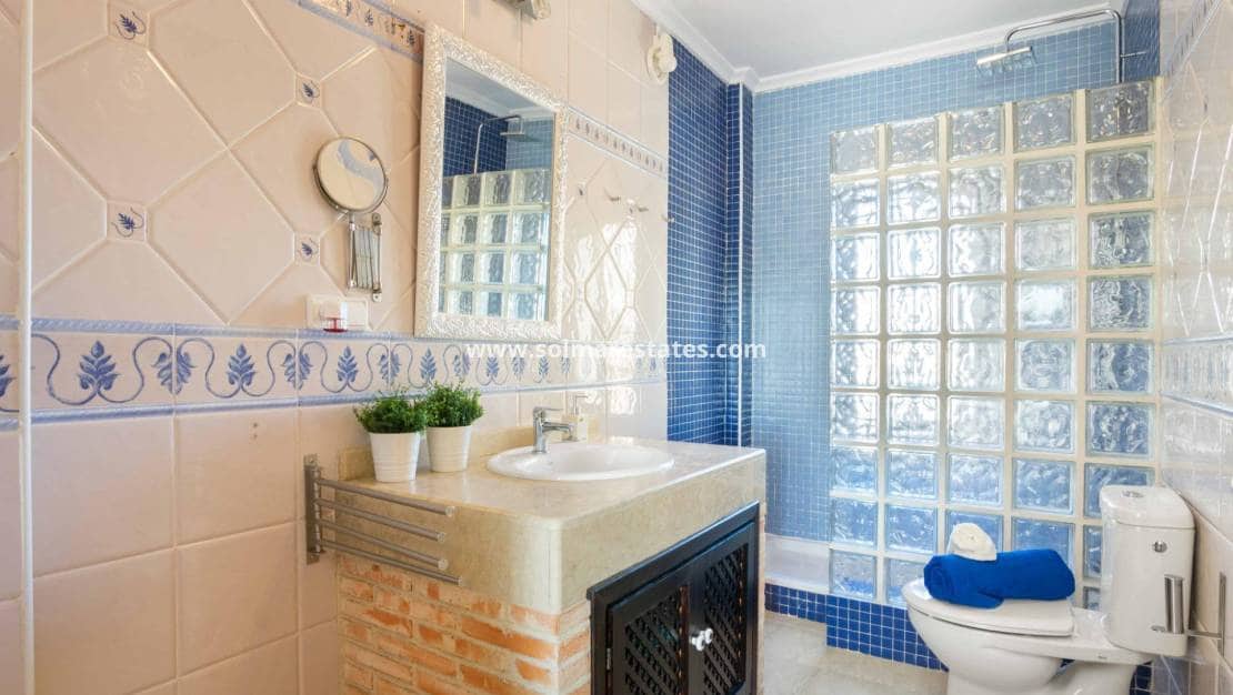 5 sypialnia Willa na sprzedaż w Playa Flamenca z basenem - 350 000 € (Ref: 8900512)