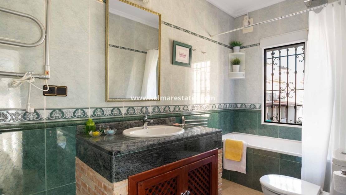 5 sypialnia Willa na sprzedaż w Playa Flamenca z basenem - 350 000 € (Ref: 8900512)