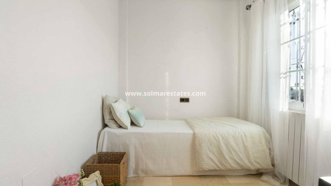 5 soveværelse Villa til salg i Playa Flamenca med swimmingpool - € 350.000 (Ref: 8900512)