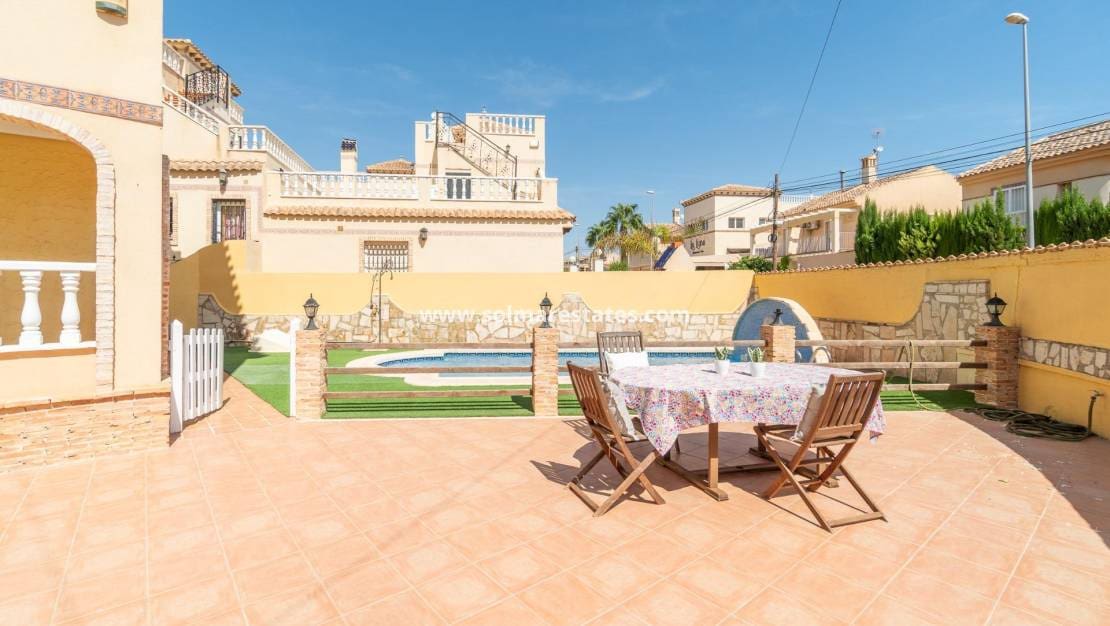 5 soveværelse Villa til salg i Playa Flamenca med swimmingpool - € 350.000 (Ref: 8900512)