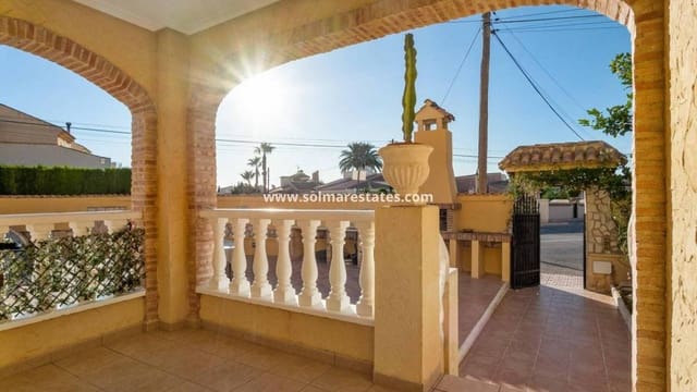 Chalet de 5 habitaciones en Playa Flamenca, Orihuela en venta con piscina - 350.000 € (Ref: 8900512)