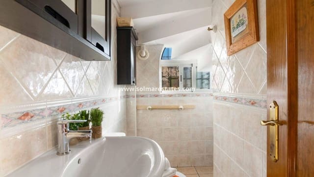 Chalet de 5 habitaciones en Playa Flamenca, Orihuela en venta con piscina - 350.000 € (Ref: 8900512)