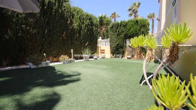 2 soverom Kjedet enebolig til salgs i Villamartin, Orihuela med svømmebasseng - € 165 000 (Ref: 8910669)