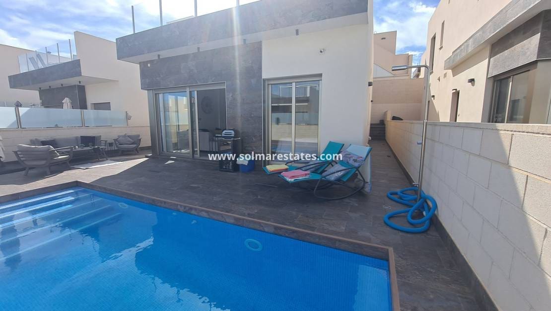 3 Zimmer Villa zu verkaufen in Villamartin mit Pool - 369.950 € (Ref: 8927694)