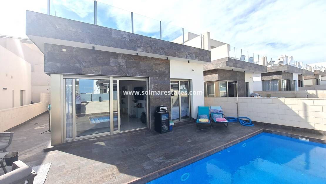 3 Zimmer Villa zu verkaufen in Villamartin mit Pool - 369.950 € (Ref: 8927694)