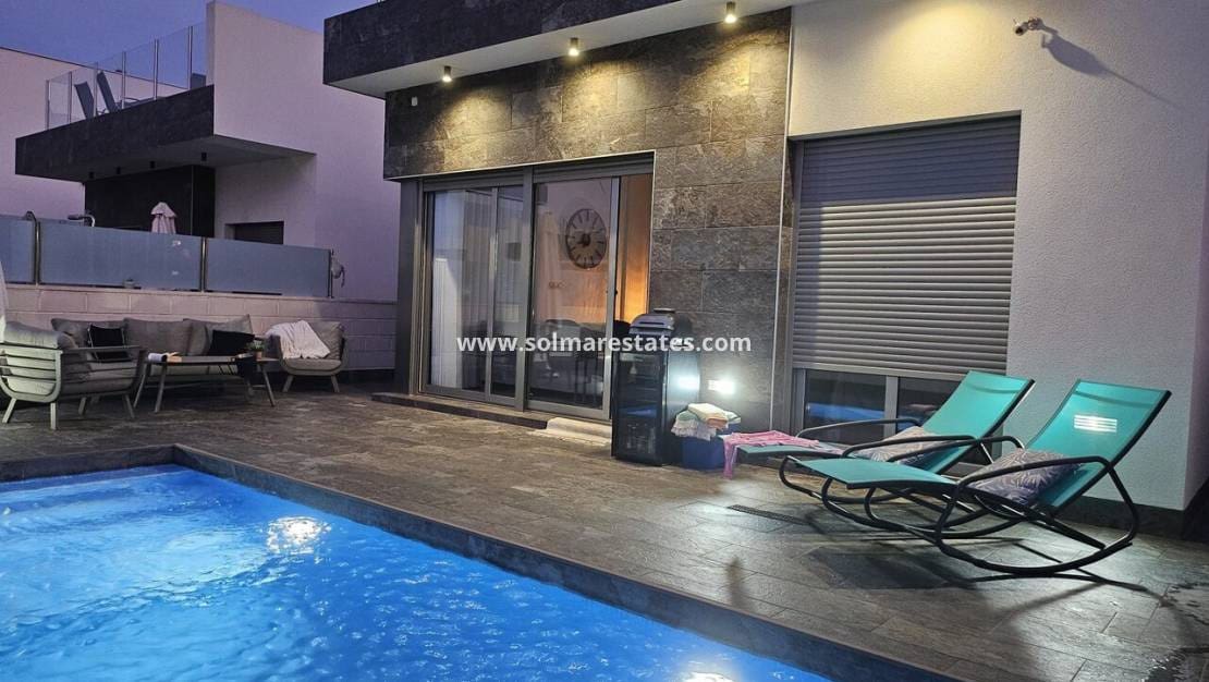 3 Zimmer Villa zu verkaufen in Villamartin mit Pool - 369.950 € (Ref: 8927694)