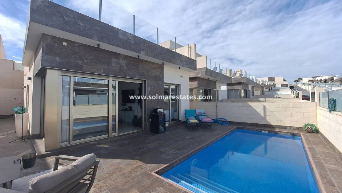 3 Zimmer Villa zu verkaufen in Villamartin mit Pool - 369.950 € (Ref: 8927694)