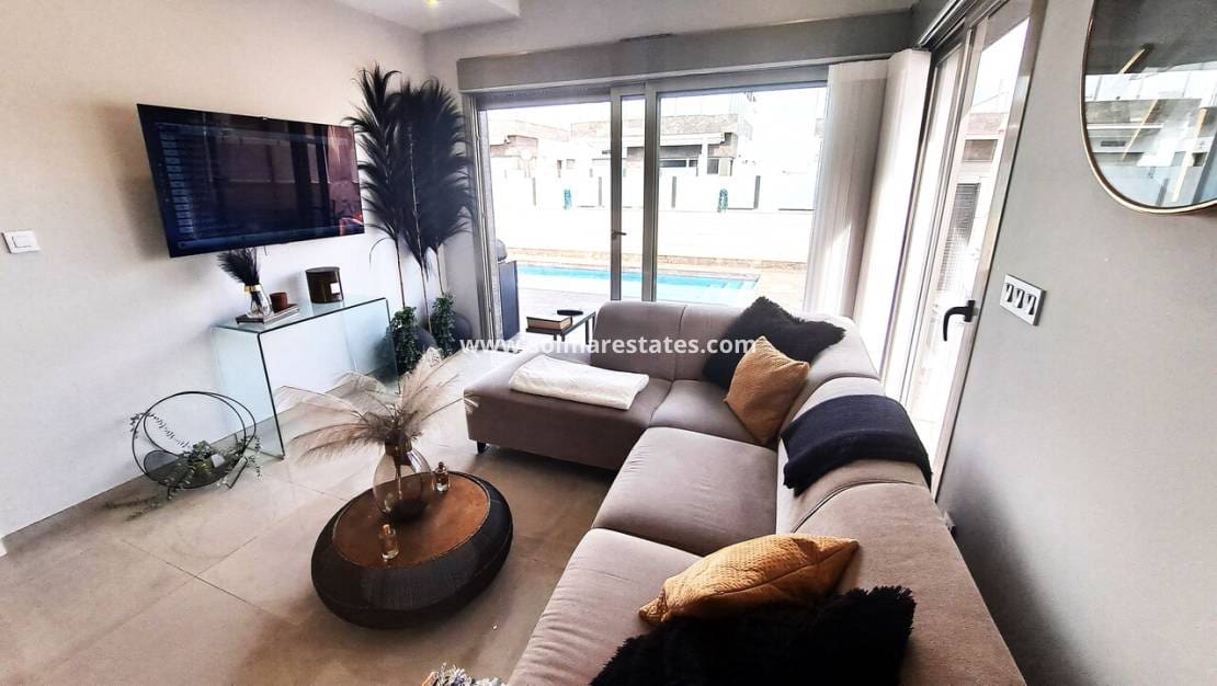 3 Zimmer Villa zu verkaufen in Villamartin mit Pool - 369.950 € (Ref: 8927694)