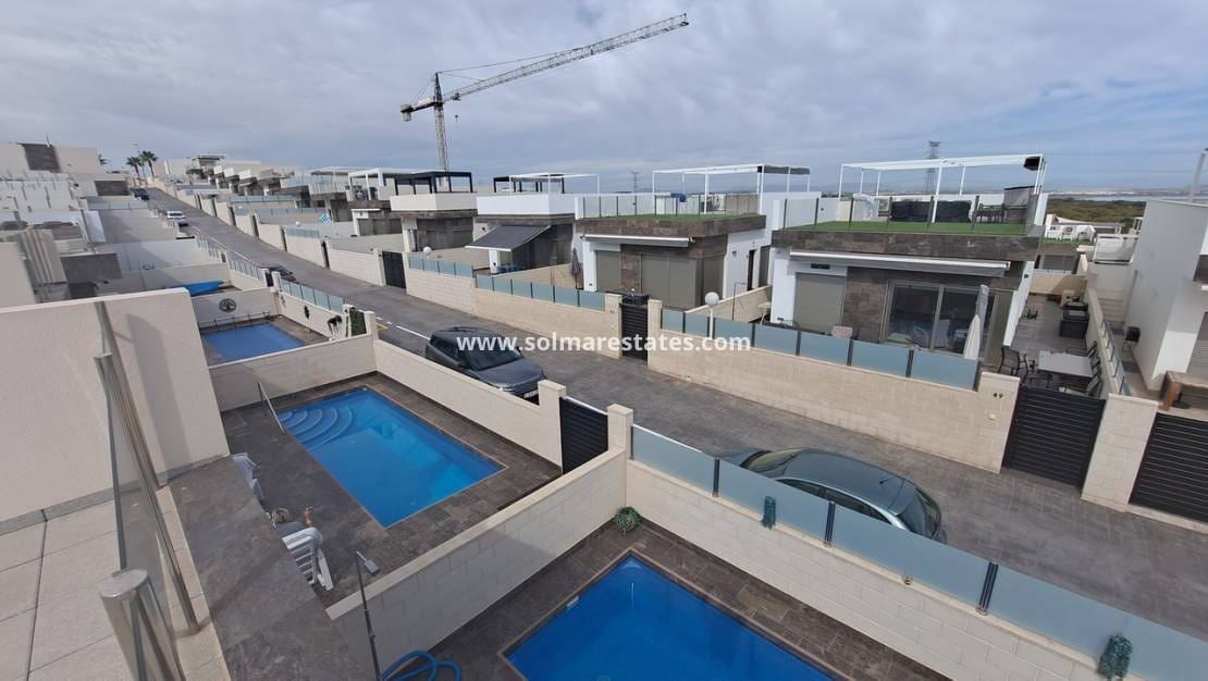 3 Zimmer Villa zu verkaufen in Villamartin mit Pool - 369.950 € (Ref: 8927694)