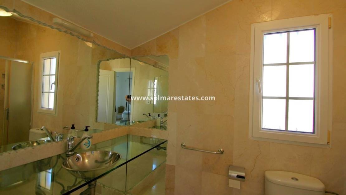 3 Zimmer Villa zu verkaufen in Villamartin mit Pool - 317.900 € (Ref: 8933424)