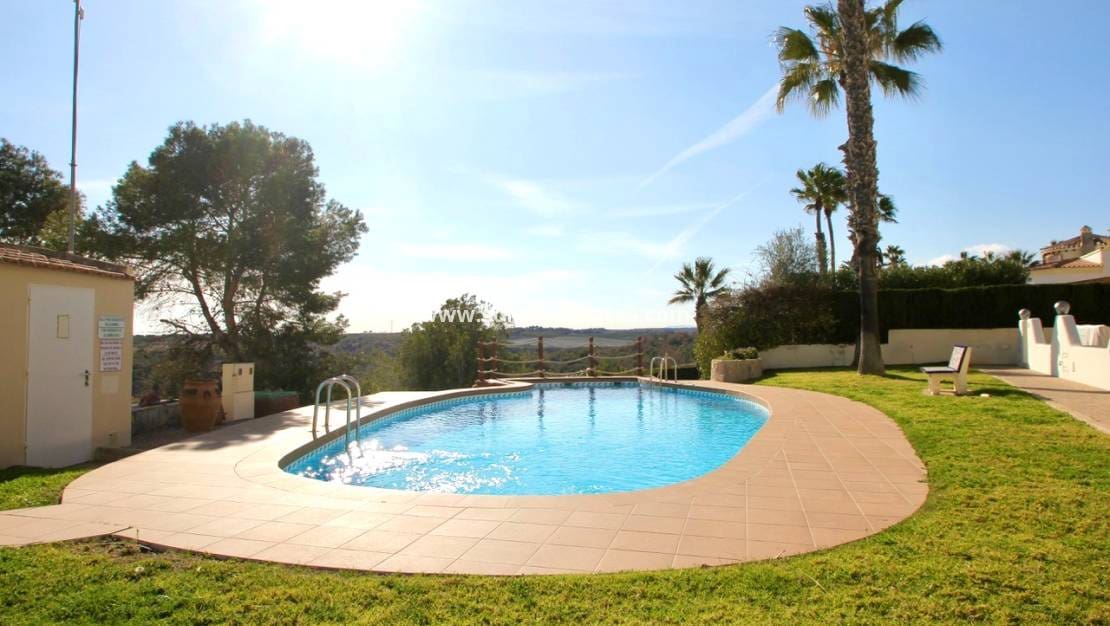 3 Zimmer Villa zu verkaufen in Villamartin mit Pool - 317.900 € (Ref: 8933424)