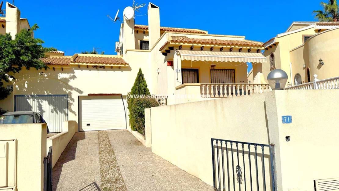 3 Zimmer Villa zu verkaufen in Villamartin mit Pool - 317.900 € (Ref: 8933424)