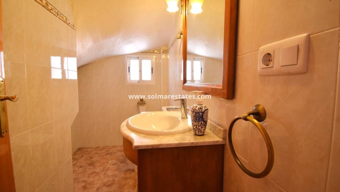 3 soverom Kjedet enebolig til salgs i Los Altos med svømmebasseng - € 184 950 (Ref: 8945436)