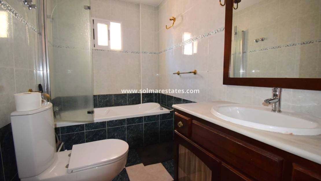 3 soverom Kjedet enebolig til salgs i Los Altos med svømmebasseng - € 184 950 (Ref: 8945436)