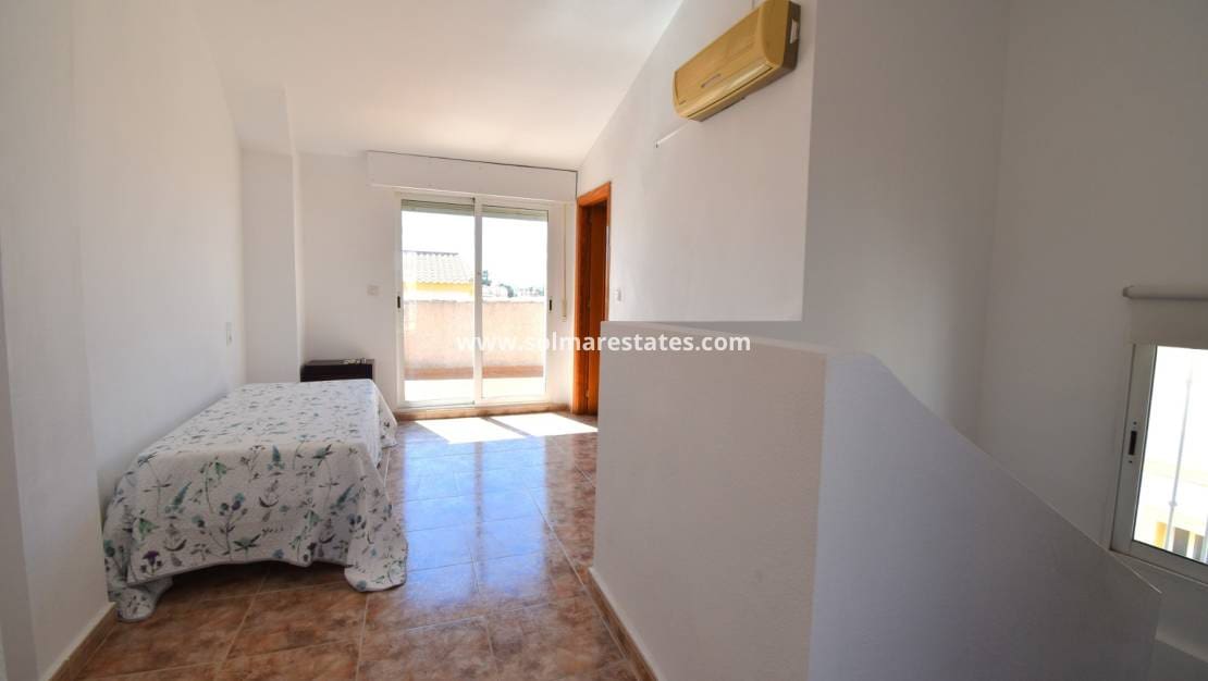 3 soverom Kjedet enebolig til salgs i Los Altos med svømmebasseng - € 184 950 (Ref: 8945436)