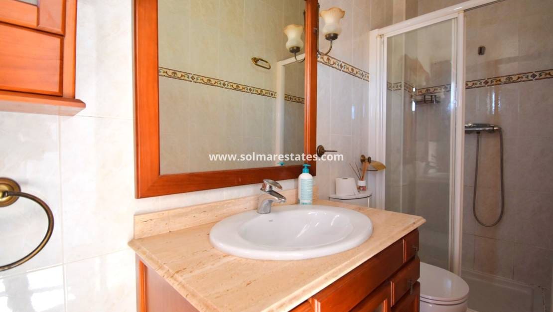 3 soverom Kjedet enebolig til salgs i Los Altos med svømmebasseng - € 184 950 (Ref: 8945436)